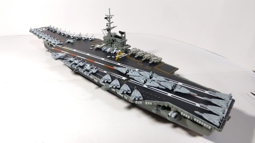 空母インディペンデンスのプラモ左斜め後ろ画像