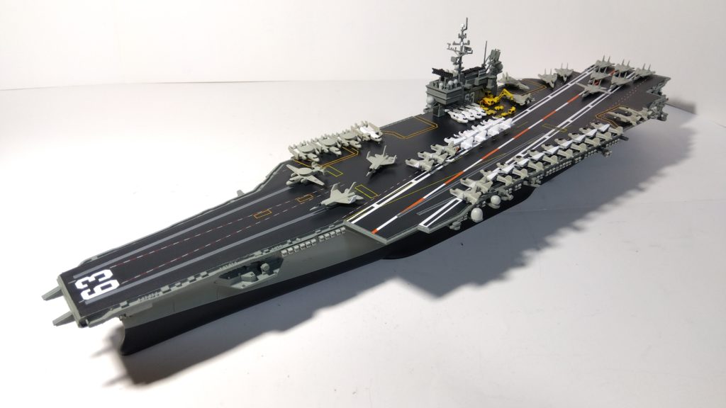 空母キティーホークのプラモ左側斜め上画像