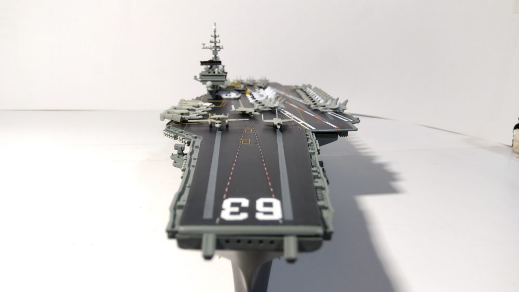 空母キティーホークのプラモ正面画像