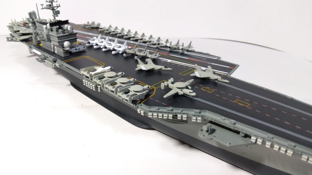 空母キティーホークのプラモ右斜め上接近画像