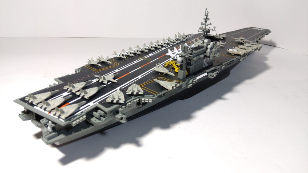 空母キティーホークのプラモ右斜め後ろ画像