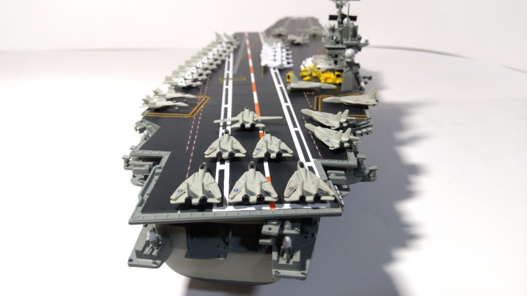 空母キティーホークのプラモ後方接近画像