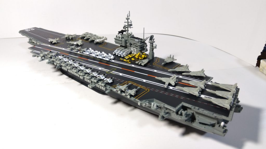 空母キティーホークのプラモ左斜め後ろ画像