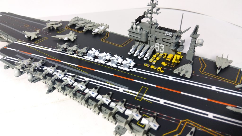 空母キティーホークのプラモ左斜め後ろ接近画像