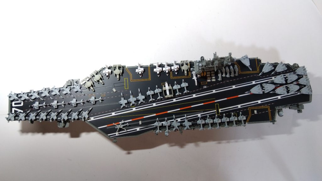 空母カールビンソンのプラモ甲板全体画像