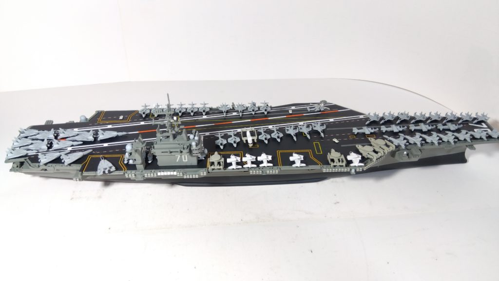 空母カールビンソンのプラモ右側斜め上全体画像