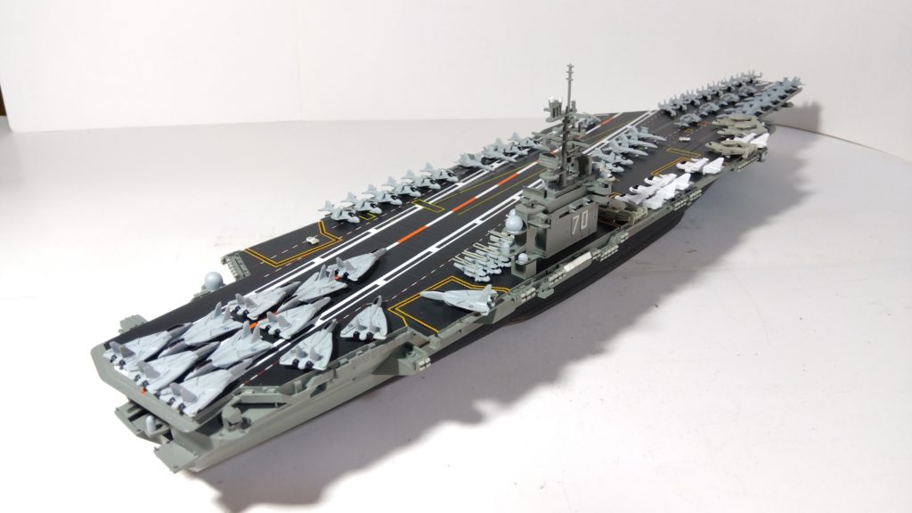 空母カールビンソンのプラモ右斜め後ろ画像