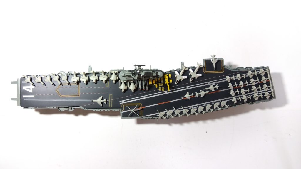 空母タイコンデロガのプラモ甲板全体画像