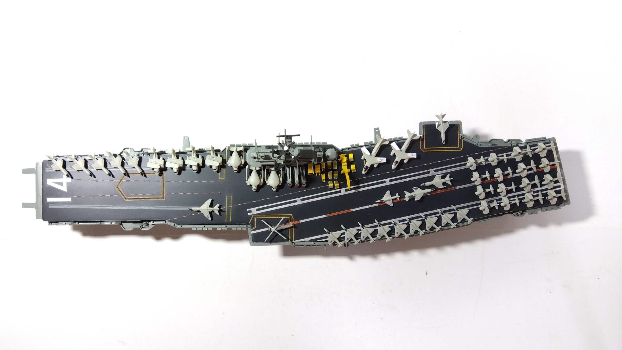 空母タイコンデロガのプラモ甲板全体画像