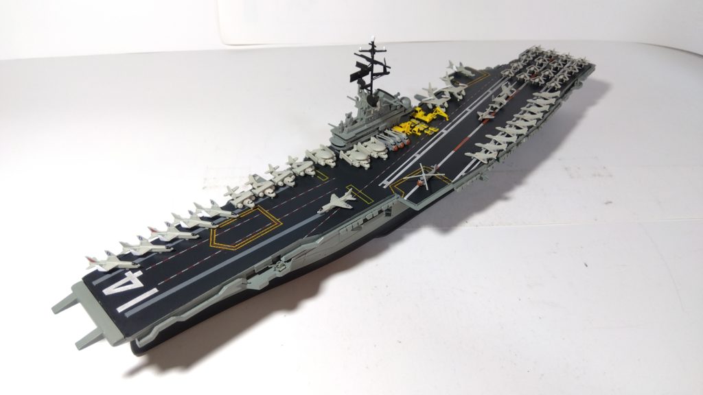 空母タイコンデロガのプラモ左側斜め上画像