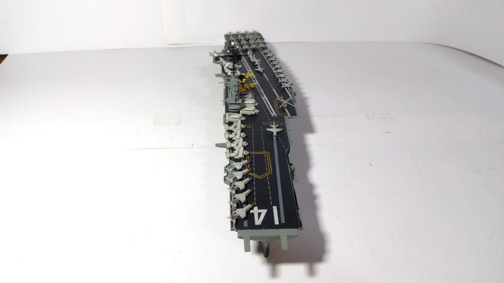 空母タイコンデロガのプラモ正面画像