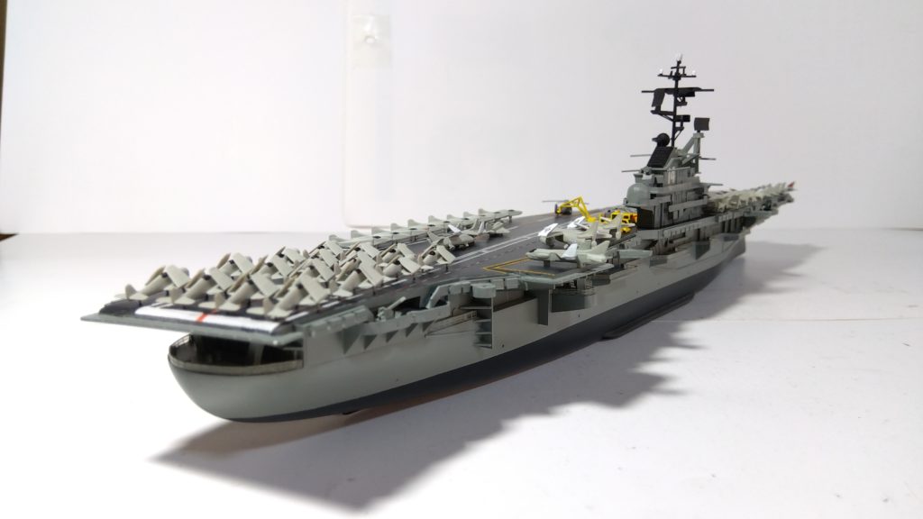 空母タイコンデロガのプラモ右斜め後ろ画像