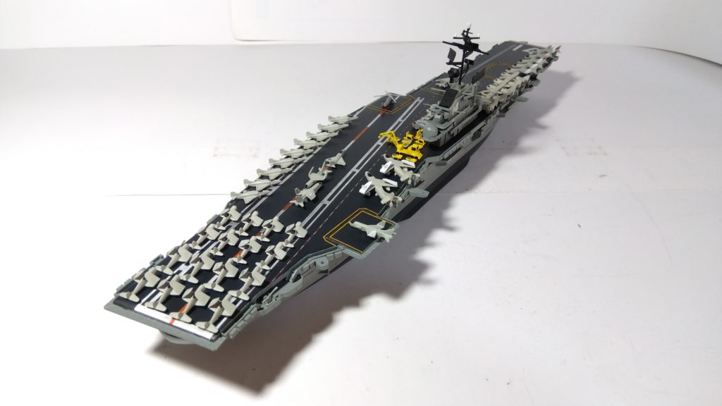 空母タイコンデロガのプラモ右斜め後ろ画像