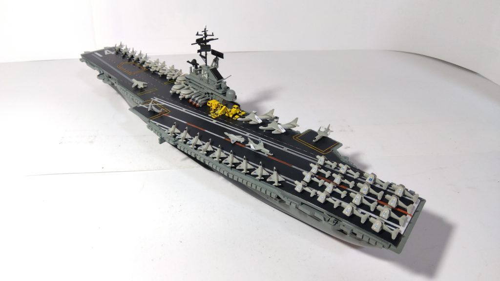 空母タイコンデロガのプラモ左斜め後ろ画像