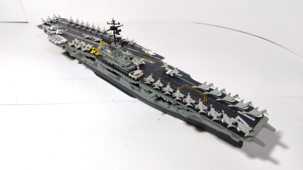 空母タイコンデロガのプラモ右側斜め上全体画像