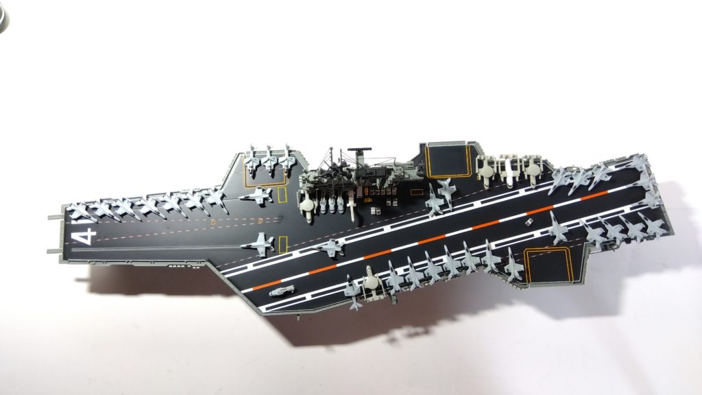 空母ミッドウェイのプラモ甲板全体画像