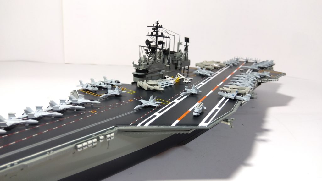 空母ミッドウェイのプラモ左側斜め上画像