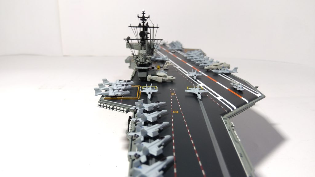 空母ミッドウェイのプラモ正面画像