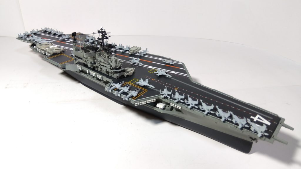 空母ミッドウェイのプラモ右斜め上画像
