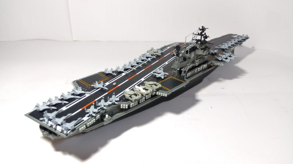 空母ミッドウェイのプラモ右斜め後ろ画像