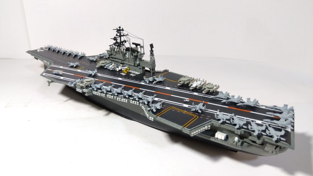 空母ミッドウェイのプラモ左斜め後ろ画像