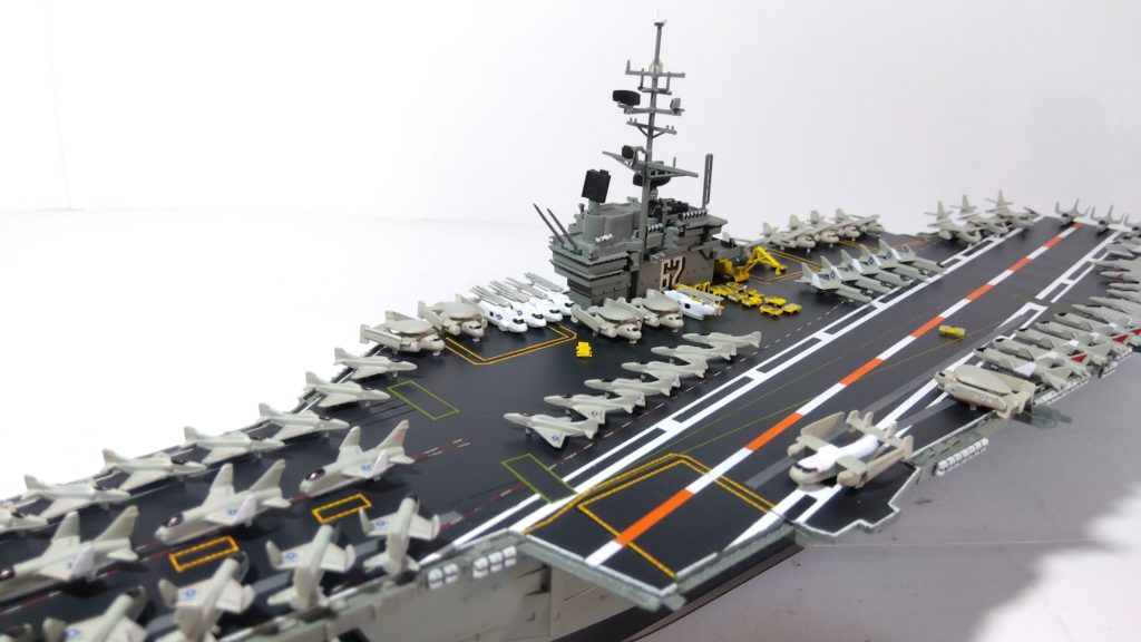 空母インディペンデンスのプラモ左側斜め上画像