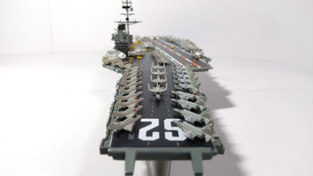 空母インディペンデンスのプラモ正面画像