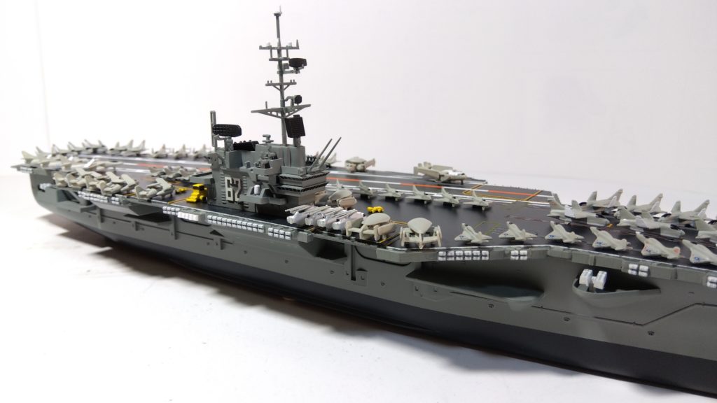 空母インディペンデンスのプラモ右斜め上接近画像