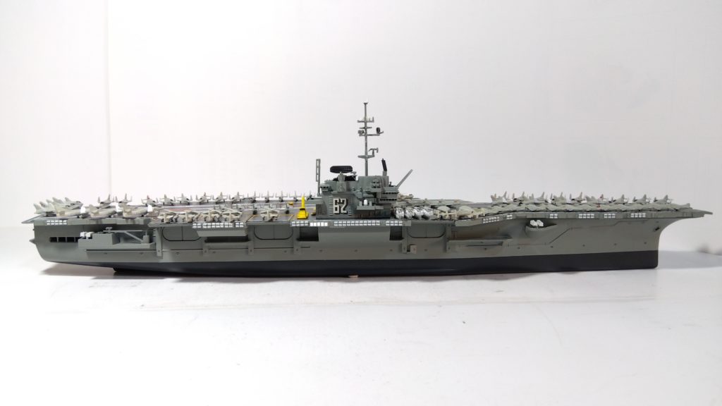 空母インディペンデンスのプラモ右側全体画像