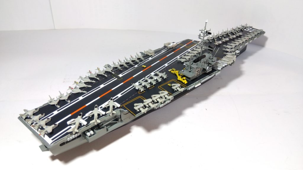 空母インディペンデンスのプラモ右斜め後ろ画像