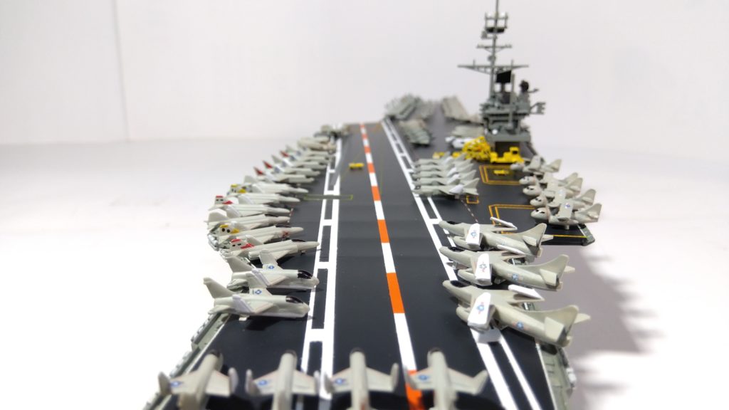 空母インディペンデンスのプラモ後方接近画像