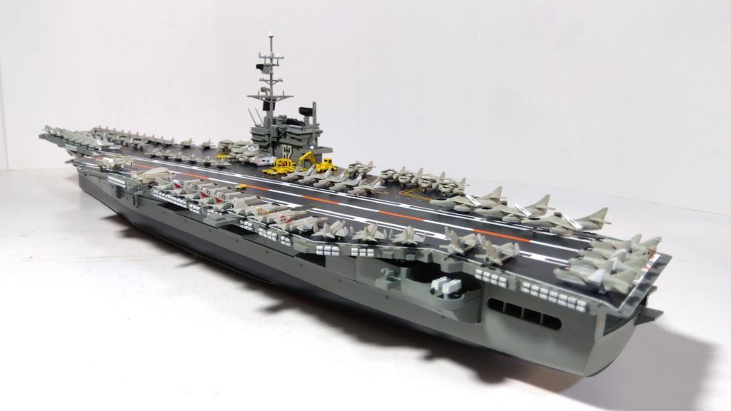 空母インディペンデンスのプラモ左斜め後ろ画像