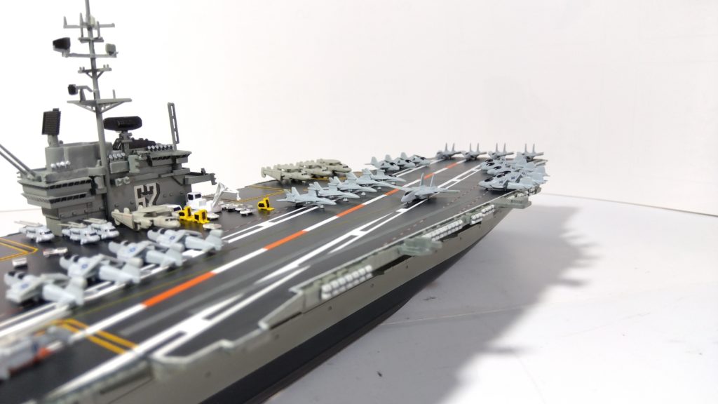 空母インディペンデンスのプラモ左側斜め上画像