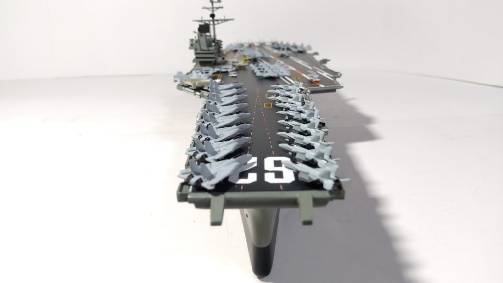 空母インディペンデンスのプラモ正面画像