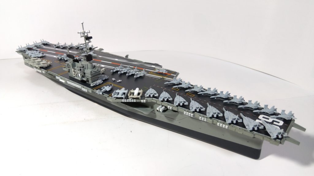 空母インディペンデンスのプラモ右斜め上画像