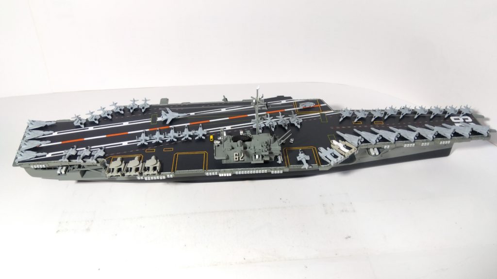 空母インディペンデンスのプラモ右側全体画像