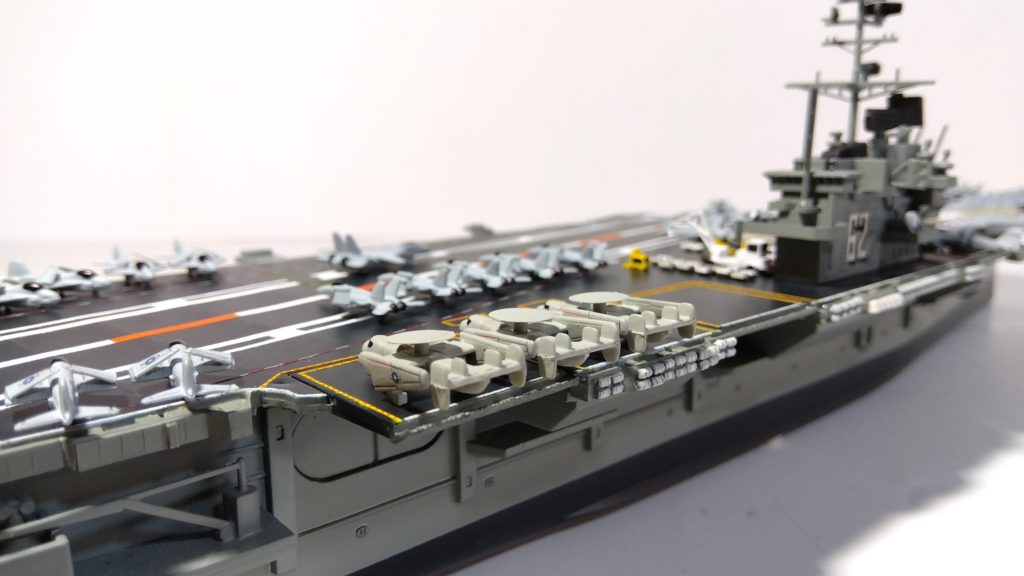 空母インディペンデンスのプラモ右斜め後ろ接近画像