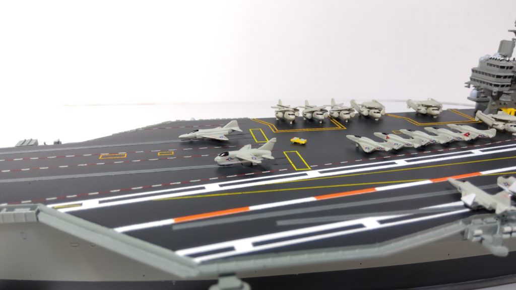 空母カールビンソンのプラモ左側斜め上接近画像