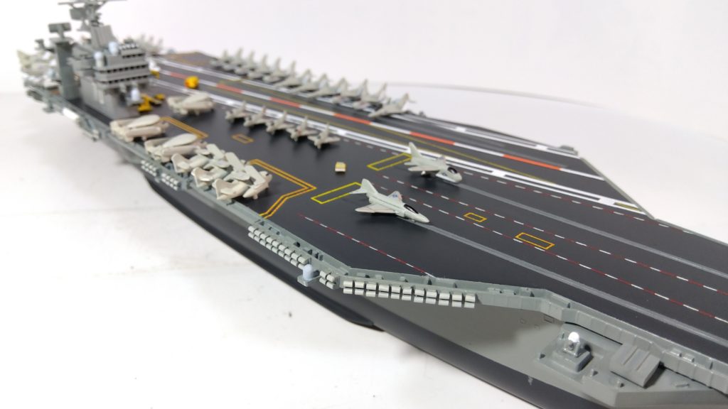 空母カールビンソンのプラモ右斜め上画像