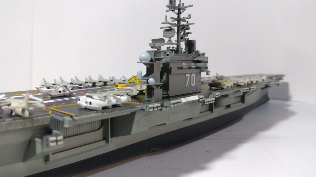 空母カールビンソンのプラモ右斜め後ろ接近画像