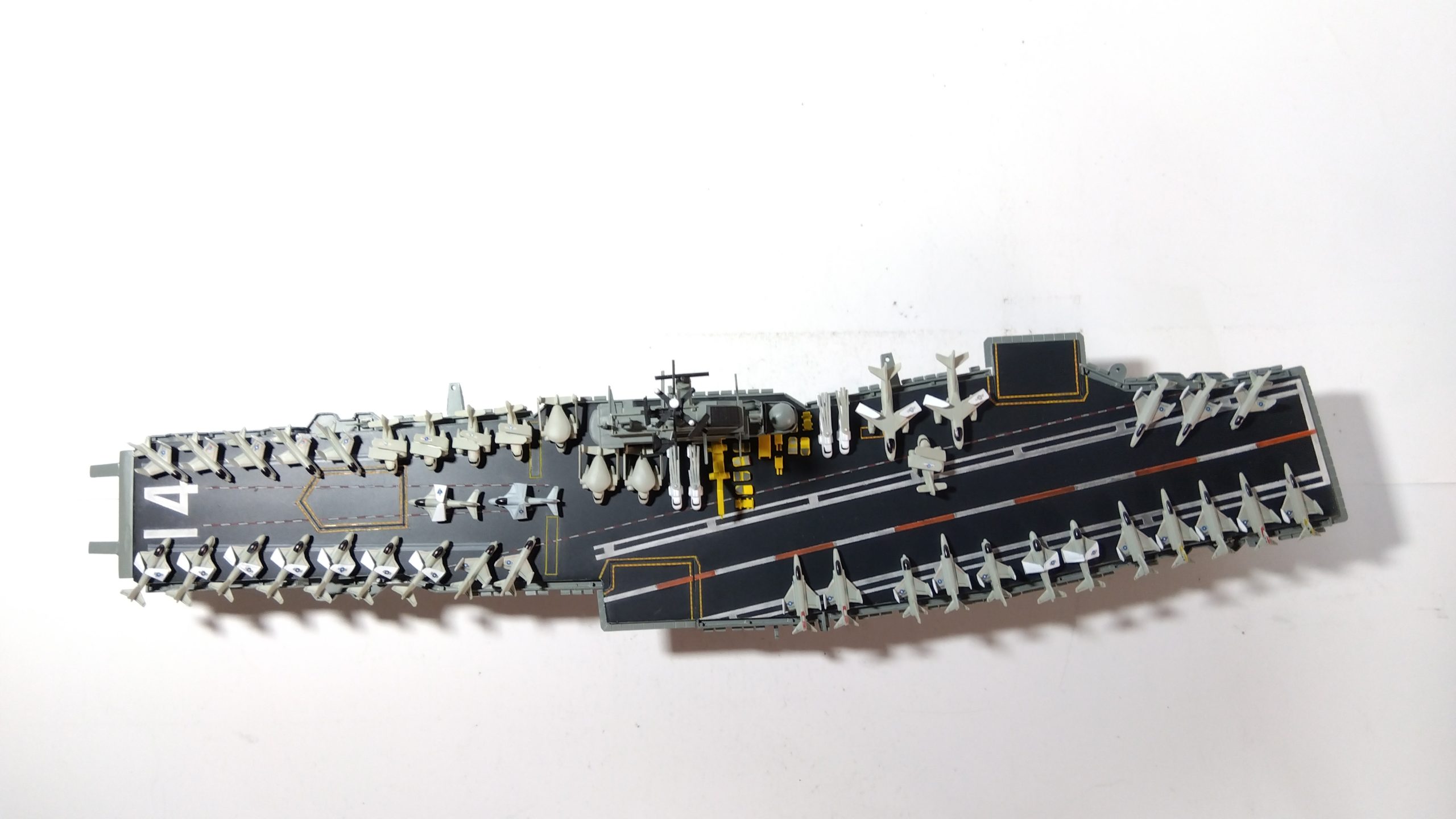 空母タイコンデロガのプラモ甲板全体画像