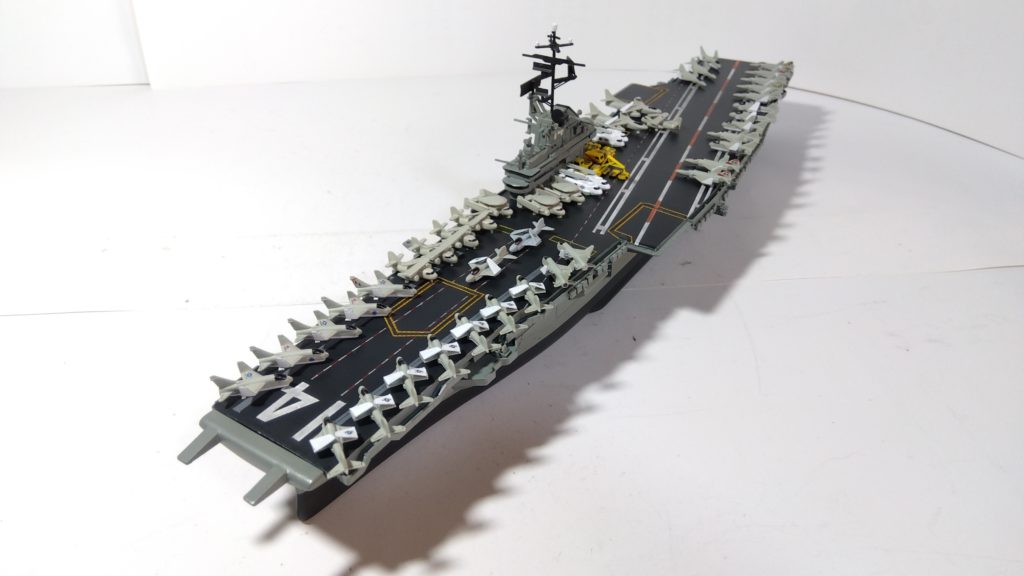 空母タイコンデロガのプラモ左側斜め上画像