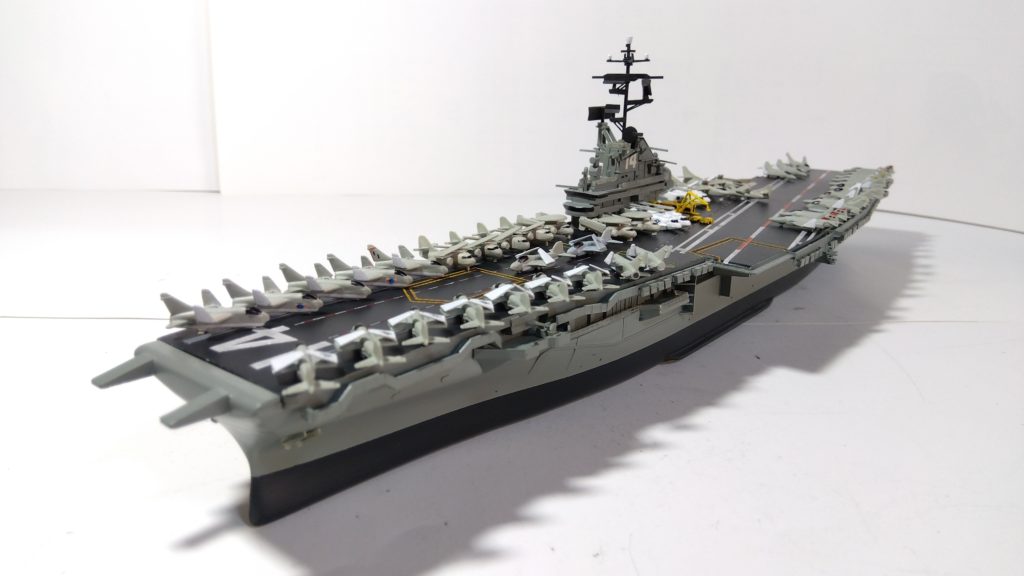 空母タイコンデロガのプラモ左側斜め上画像