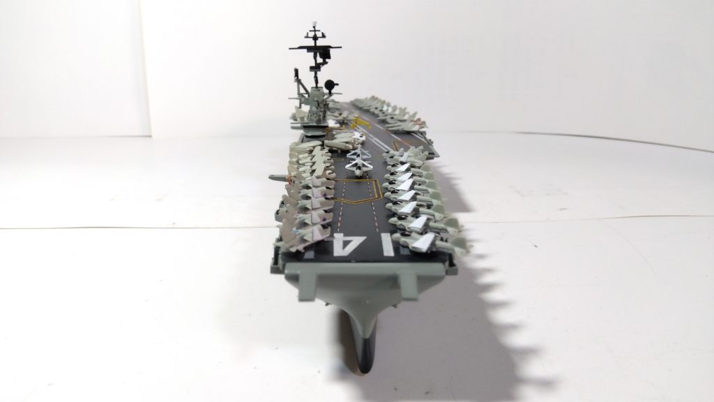 空母タイコンデロガのプラモ正面画像