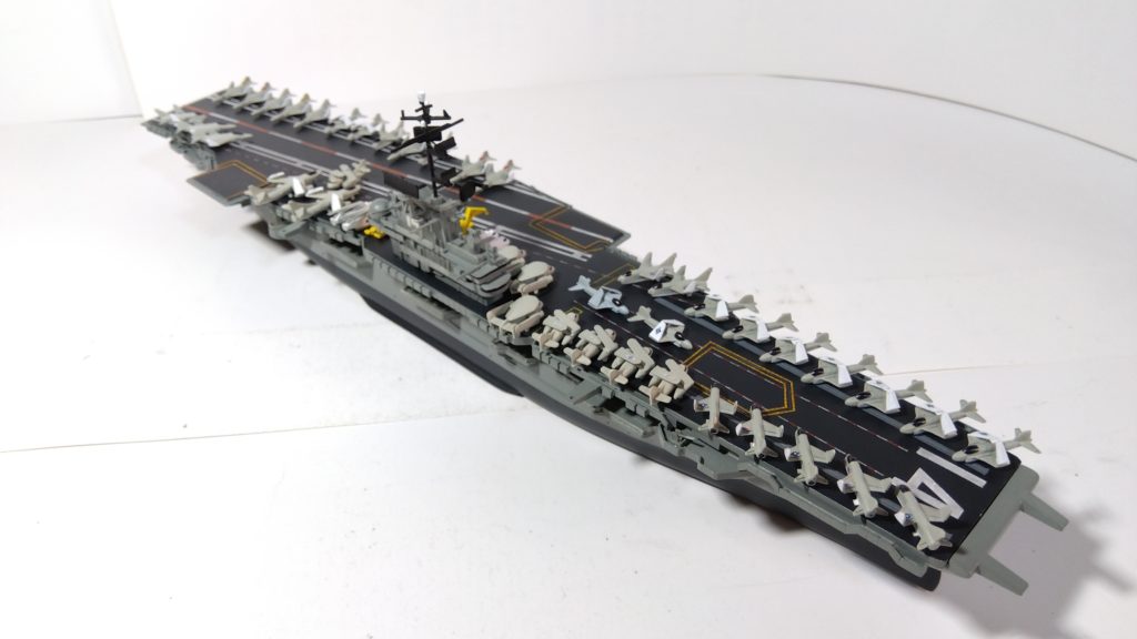 空母タイコンデロガのプラモ右斜め上画像