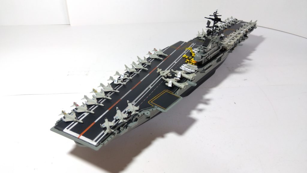 空母タイコンデロガのプラモ右斜め後ろ画像