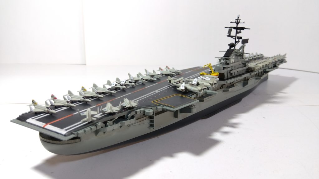 空母タイコンデロガのプラモ右斜め後ろ画像