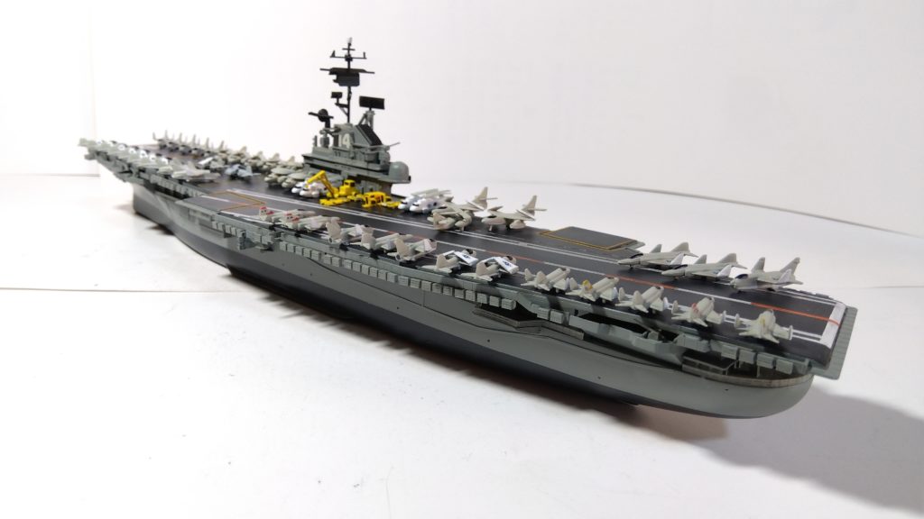 空母タイコンデロガのプラモ左斜め後ろ画像