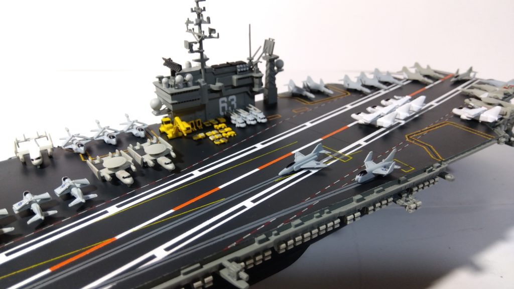 空母キティーホークのプラモ左側斜め上接近画像