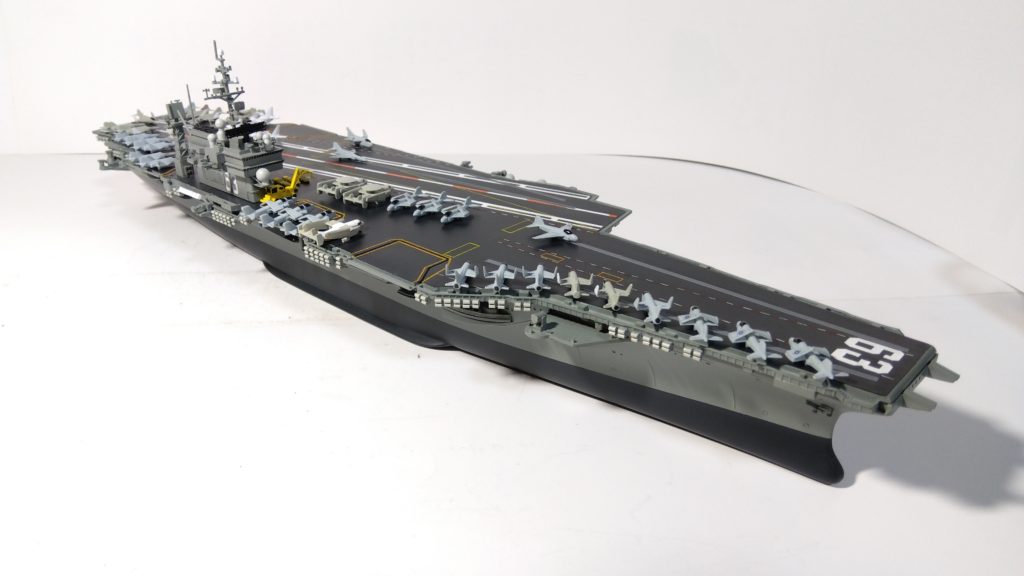 空母キティーホークのプラモ右斜め上画像